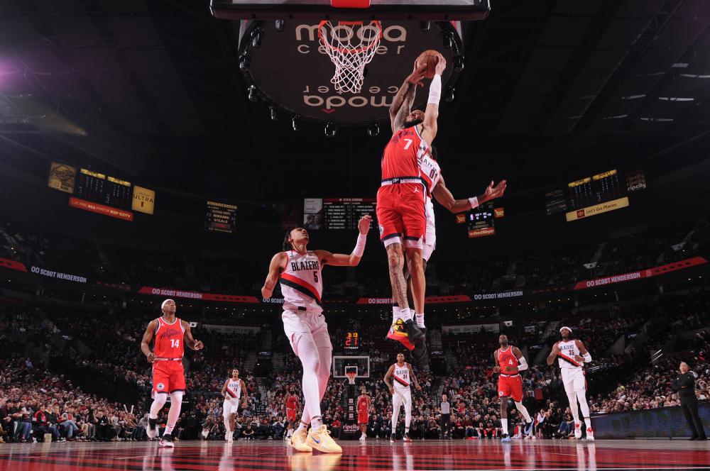 黄政宇慢半拍，王大雷黄油手，国足提前出局，球迷批伊万3宗罪！.