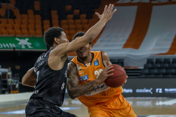 火记：若非争议判罚和崩盘本能多赢3场 现在就对火箭下定论太早（火记：若不是争议吹罚与末节崩盘，火箭应再多拿三胜；现在定论仍偏早）